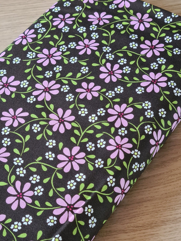 Coupon de 2,6m de "Flower Power sur fond chocolat" de la marque Michaël Miller (prix pour le coupon)