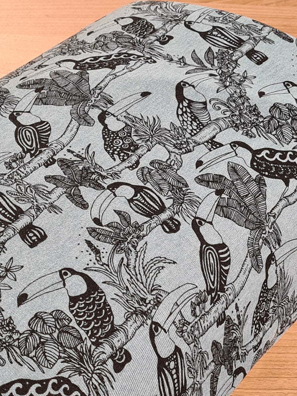Coupon de 97cm de Tissu sweat molletonné en mailles  - "Oiseaux tropicaux" sur fond bleu gris - certifié oeko-tex (prix pour le coupon)