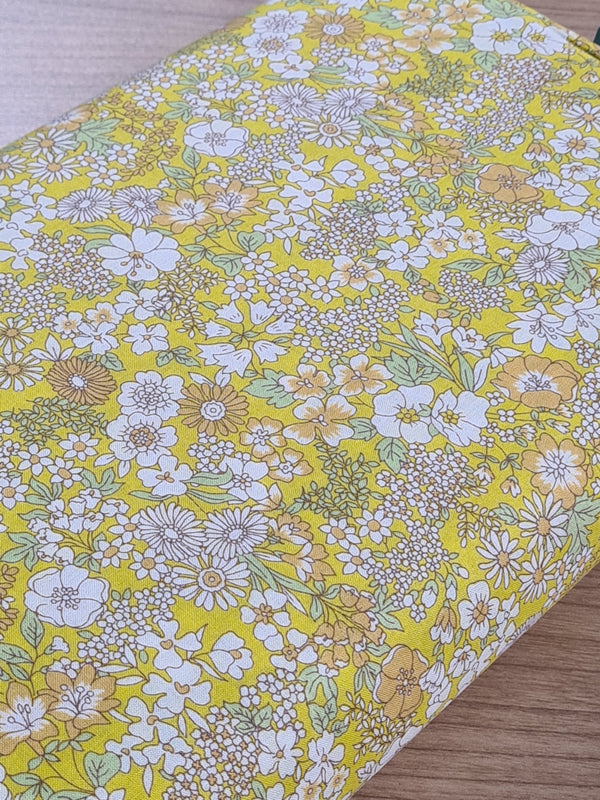 Coupon de 1,07m de Pluie de fleurs sur fond jaune de marque Kokka (prix pour le coupon)
