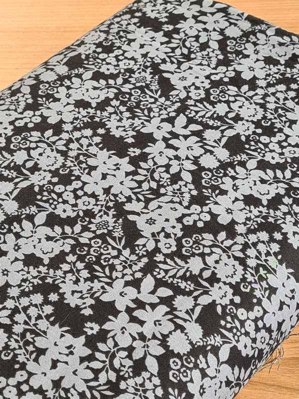 "Tapis de fleurs" sur fond noir de marque Kokka (prix pour 10cm)