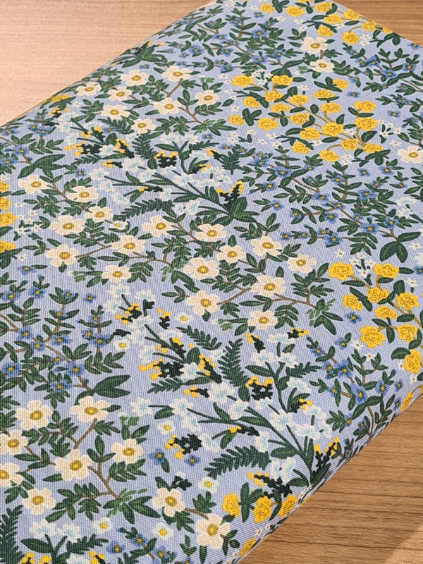 Coupon de 2,57m de Popeline Rifle Paper co "Wildwood garden" sur fond bleu pervenche (prix pour le coupon)