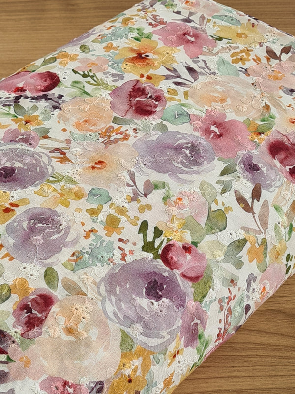 Coton brodé "pluie de fleurs" sur fond blanc - 100% coton (prix pour 10cm)
