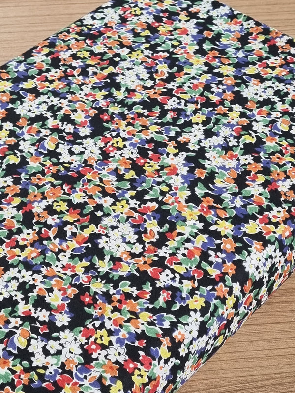 Cotton lawn "pétales sur fond noir" de marque Kokka (prix pour 10cm)