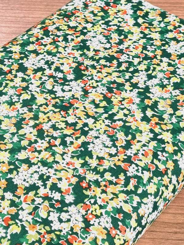 Cotton lawn "pétales sur fond vert" de marque Kokka (prix pour 10cm)