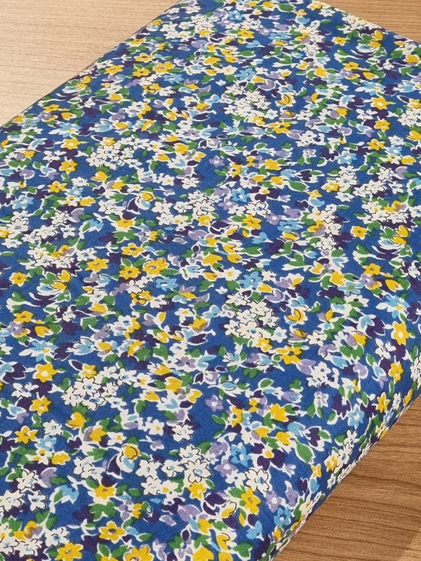Cotton lawn "pétales sur fond bleu" de marque Kokka (prix pour 10cm)