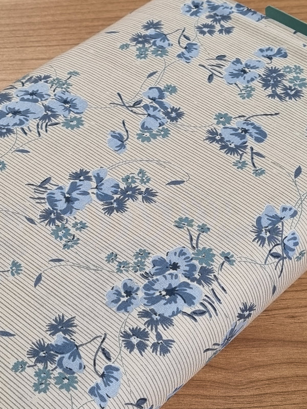 Cotton lawn "Fleurs vintage blanc et bleu - coton bio" de marque Kokka (prix pour 10cm)