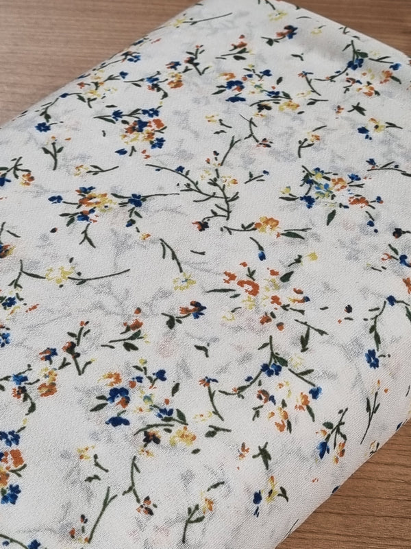 Crêpe de coton "bouquets fleuris" sur fond blanc de marque Kokka (prix pour 10cm)