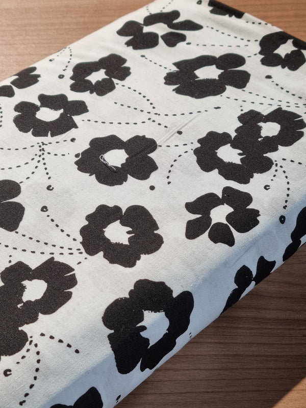 Popeline 100% coton "Fleurs graphiques" sur fond blanc (prix pour 10cm)
