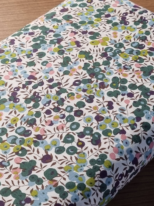 Popeline 100% coton "Jolies baies" tons verts (prix pour 10cm)