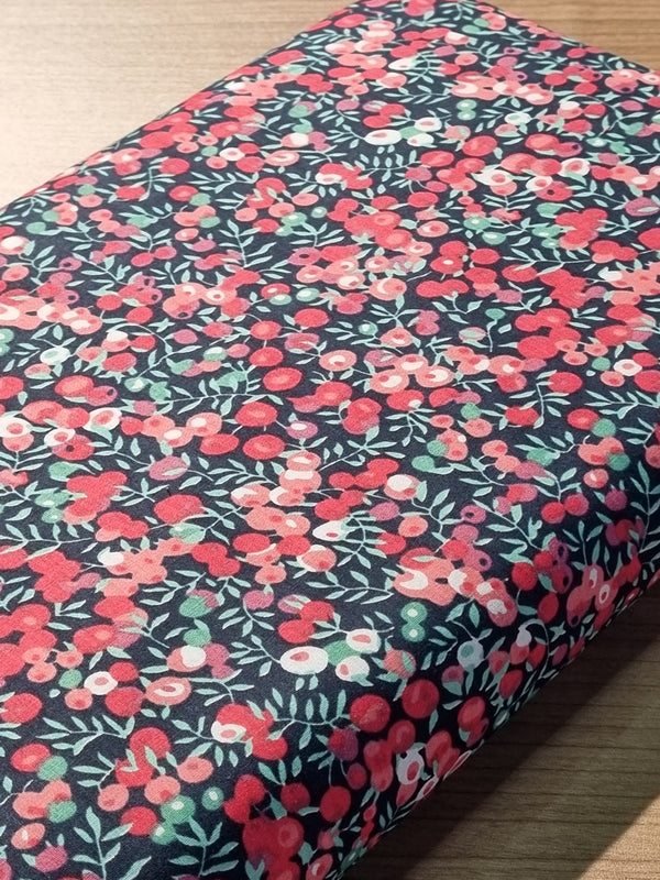 Popeline 100% coton "Jolies baies" tons rouges (prix pour 10cm)