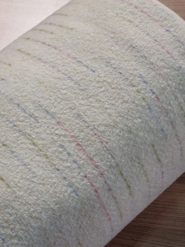 Superbe lainage blanc cassé à lignes pastel (prix pour 10cm)