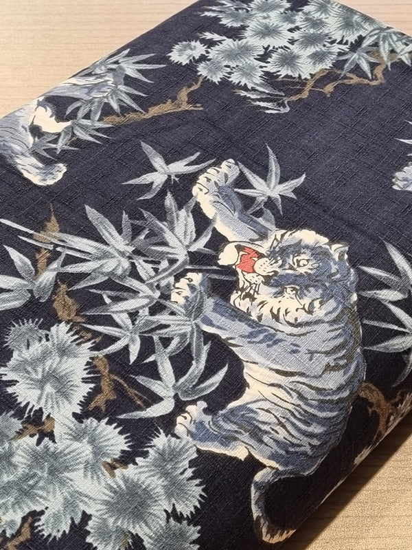 Tora - tigres sur fond bleu foncé de marque Kokka (prix pour 10cm)