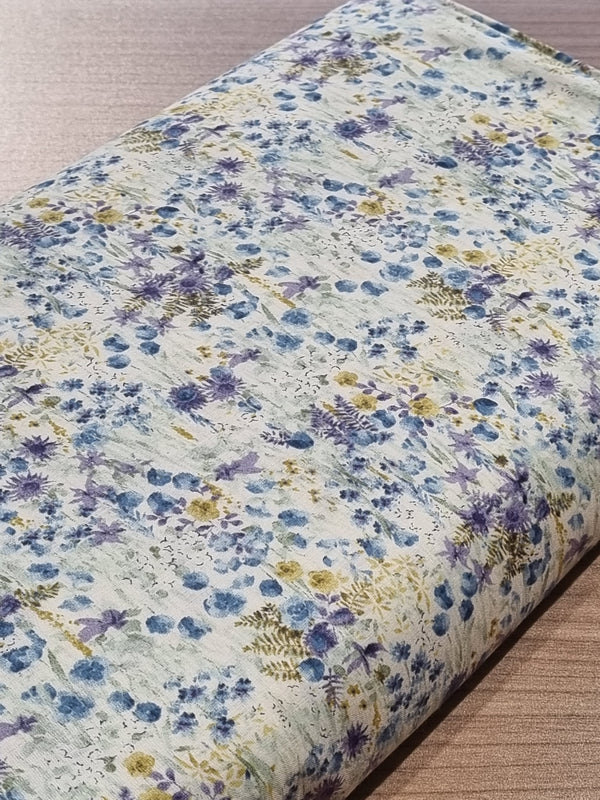 Cotton lawn "Fleurs aquarellées tons bleus" de marque Kokka (prix pour 10cm)