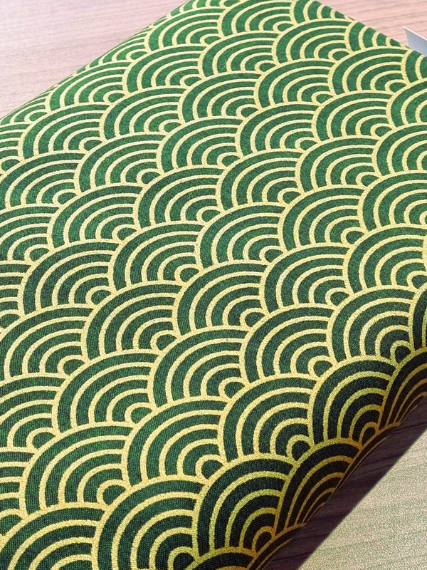 Tissu seigaiha dorés sur fond vert (prix pour 10cm)