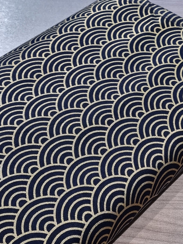 Coupon de 1,2m de Tissu seigaiha dorés sur fond bleu marine