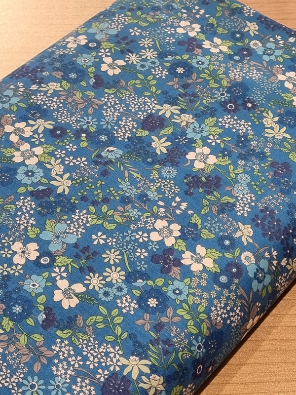 Hanataba fond bleu vif de marque Kokka (prix pour 10cm)