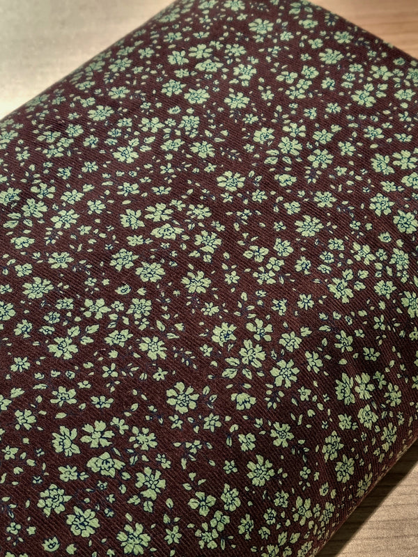 Velours milleraies japonais - Hana - fleurs vert doux sur fond marron - 100% coton (Prix pour 10cm)