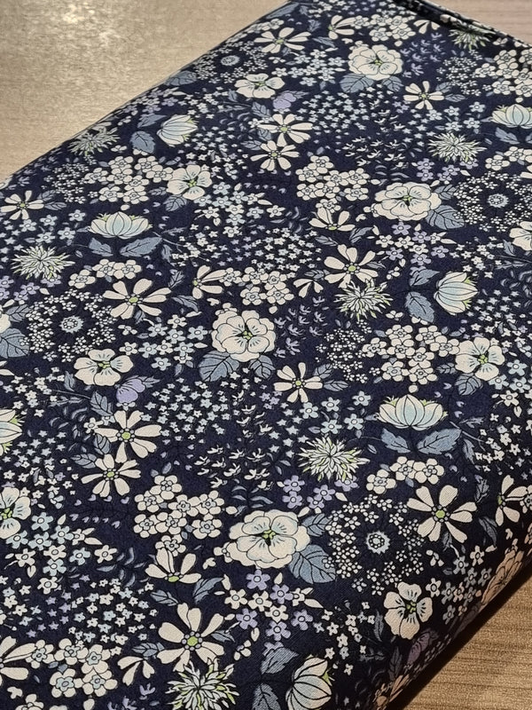 Popeline 100% coton japonaise - "Hanabatake" fond bleu marine (prix pour 10cm)