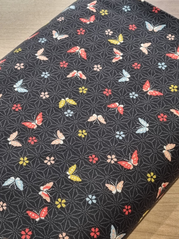 Tissu japonais papillons sur fond noir - kuro cho (prix pour 10cm)