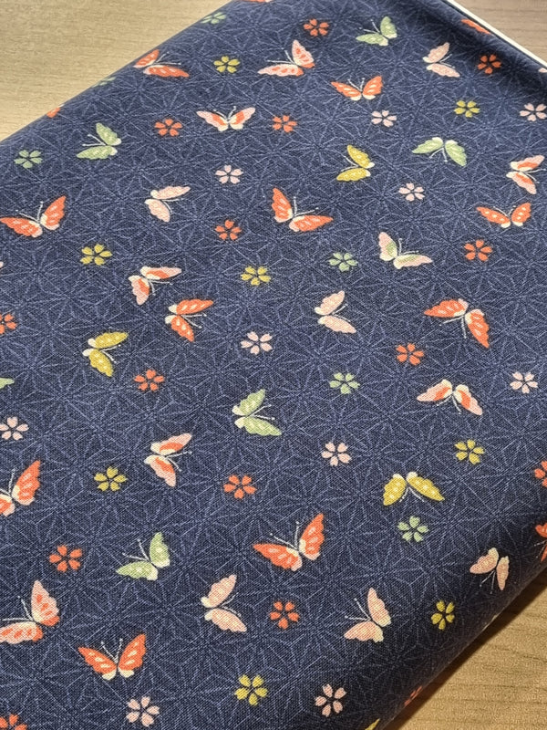 Tissu japonais papillons sur fond bleu marine - aoi cho (prix pour 10cm)