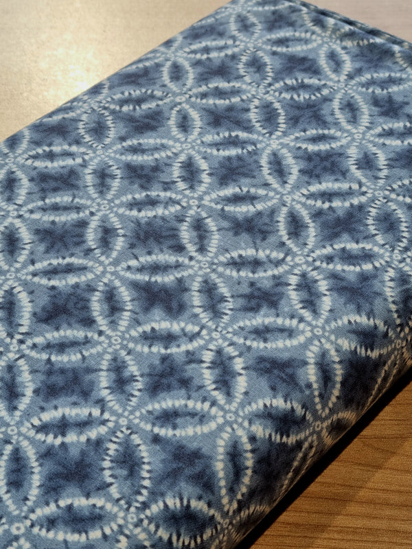 Tissu japonais - Shibori - Shippô blanc sur fond bleu (prix pour 10cm)
