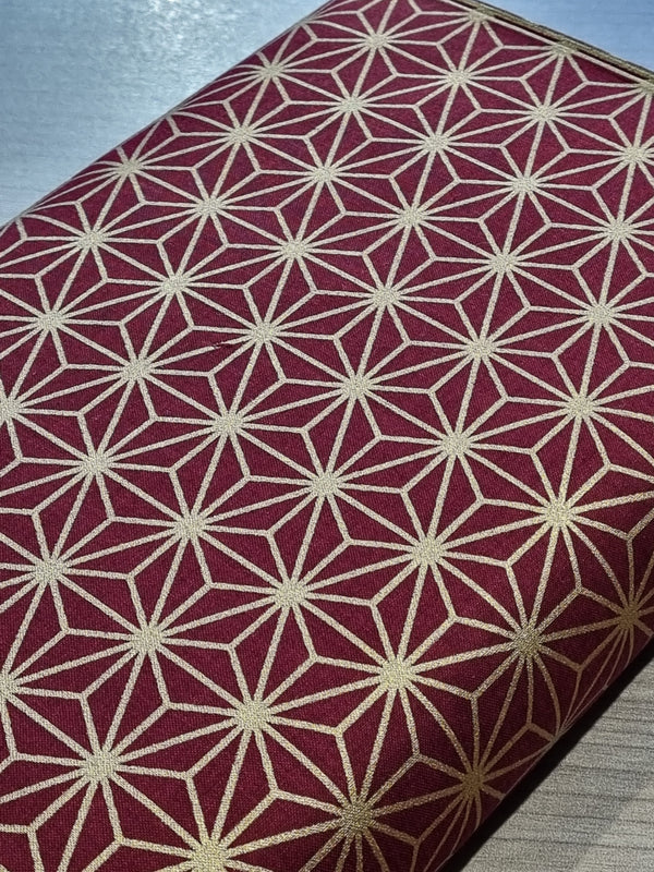 Tissu asanoha dorés sur fond rouge foncé/bordeaux (prix pour 10cm)