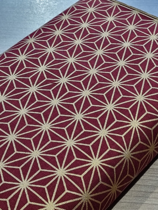 Tissu asanoha dorés sur fond rouge foncé/bordeaux (prix pour 10cm)