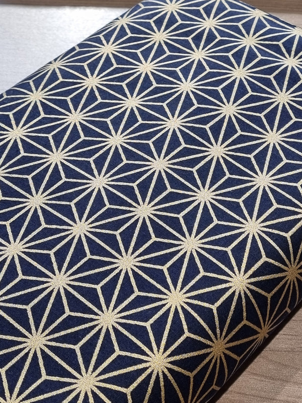 Tissu asanoha dorés sur fond bleu marine (prix pour 10cm)