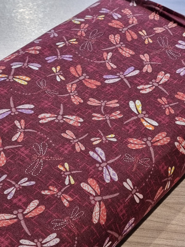 Tissu 100% coton "Tambo" - libellules multicolores sur fond rouge foncé (prix pour 10cm)