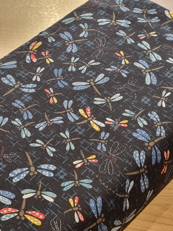 Tissu 100% coton "Tambo" - libellules multicolores sur fond bleu marine (prix pour 10cm)