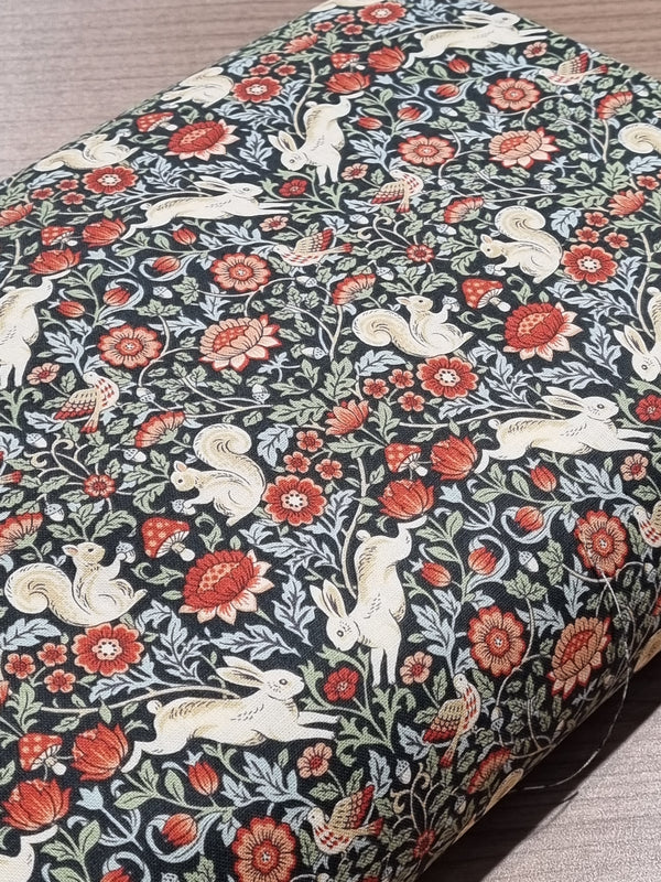 Tissus japonais "lapins dans la forêt sur fond indigo" (prix pour 10cm)