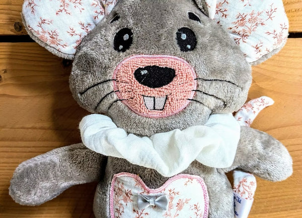 PDF - Patron digital Peluche Dolie la souris version Broderie et SVG ValMa Créas (fr)