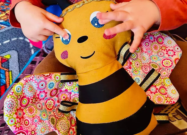 PDF - Patron digital Peluche Izzy l'abeille version Broderie et SVG de ValMa Créas (fr)