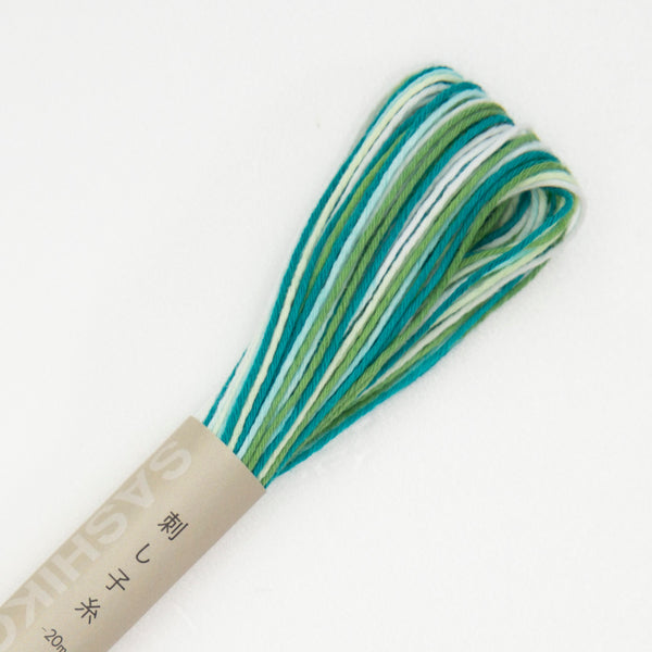 Fil sashiko de marque Olympus - Dégradé de vert et blanc n°51 - 20m (prix à la pièce)