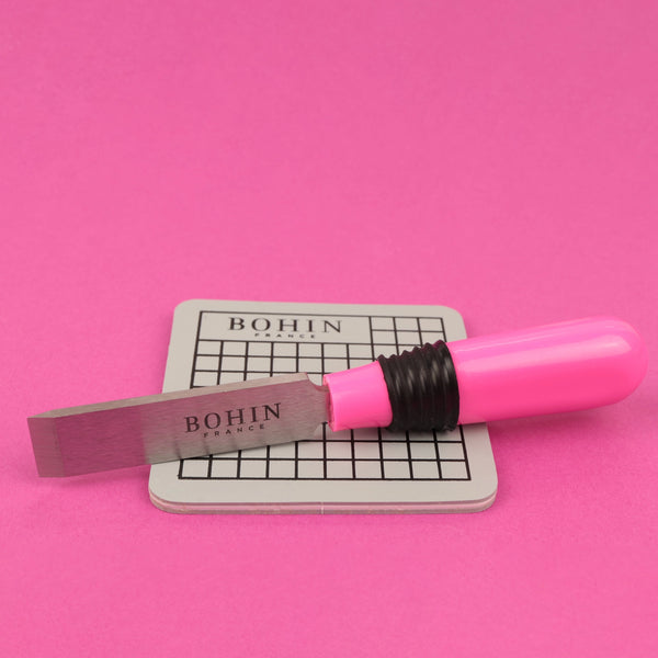 Set ouvre boutonnière avec support de marque Bohin  (prix à la pièce)