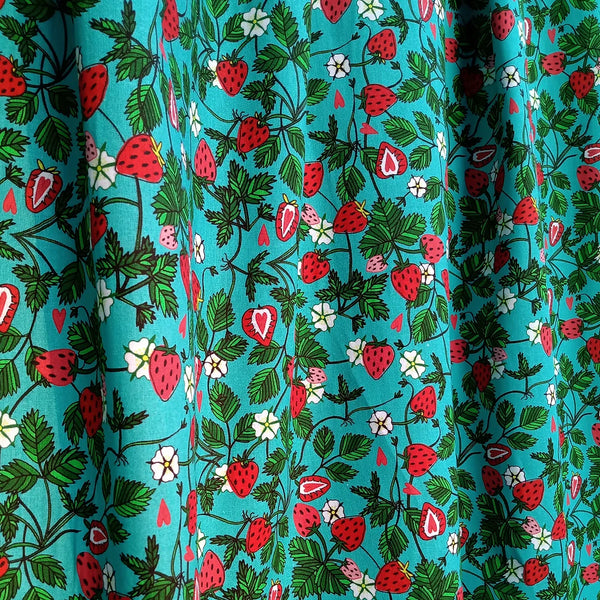 Tissu 100% coton "Strawberry sur fond turquoise" certifié Oeko Tex (prix pour 10cm)