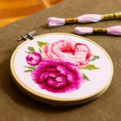 Kit broderie points de croix - Pivoines roses (prix pour l'ensemble)