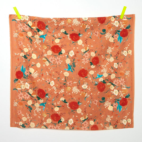 Double gaze de coton "fleurs et baies" de marque Nani Iro (Prix pour 10cm)