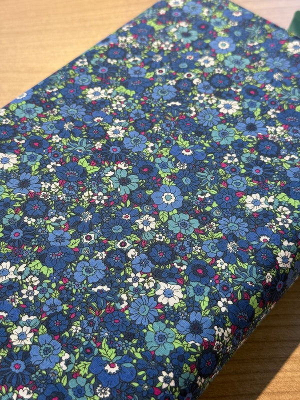 Cotton lawn "Millefiori tons bleus foncés" de marque Kokka (prix pour 10cm)