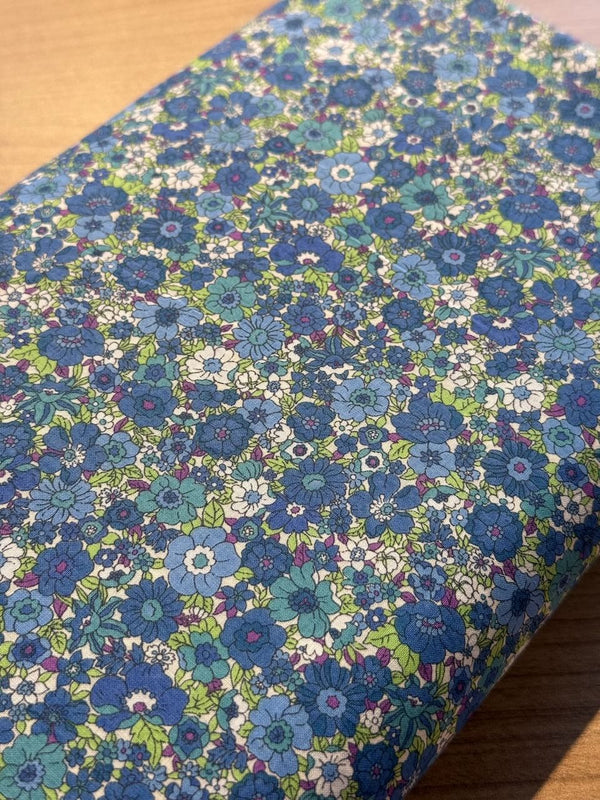 Cotton lawn "Millefiori tons bleu" de marque Kokka (prix pour 10cm)