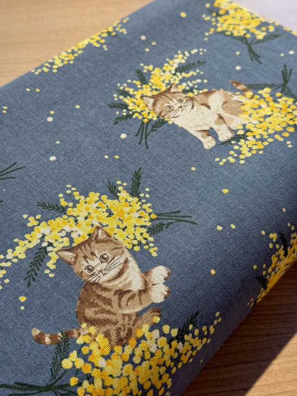 Canvas japonais lin/coton "chats et mimosa" fond bleu  (prix pour 10cm)