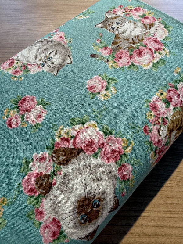 Canvas japonais lin/coton "chats et roses" fond bleu/vert  (prix pour 10cm)