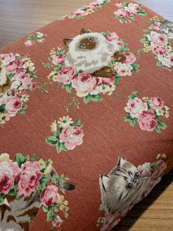 Canvas japonais lin/coton "chats et roses" fond bois de roses  (prix pour 10cm)