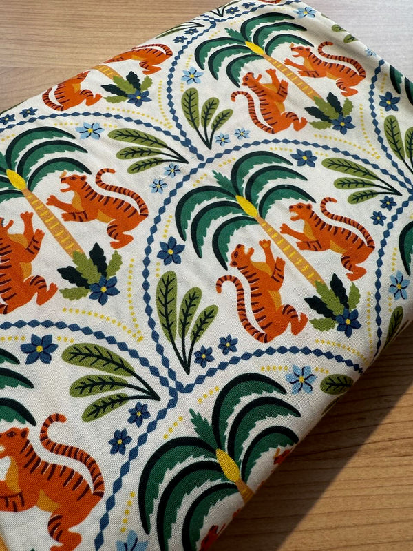 Popeline 100% coton "Tigres et palmiers sur fond blanc" certifiée Oeko-Tex (prix pour 10cm)