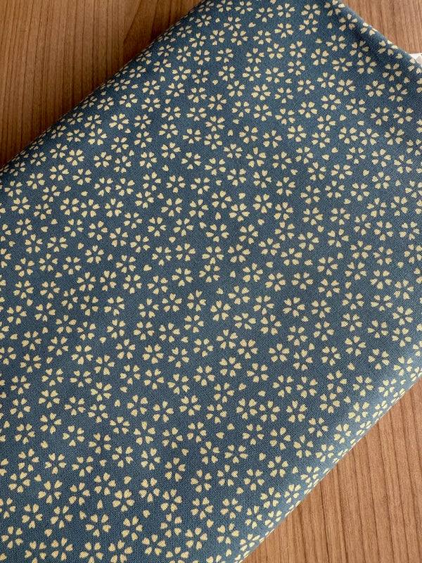Popeline japonaise -  100% coton - Mini sakura bleu clair de marque Sevenberry  (prix pour 10cm)