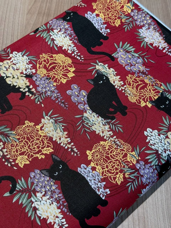 Tissus japonais "Neko fuji" sur fond rouge foncé (prix pour 10cm)