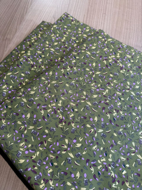 Superbe coupon 3m de popeline "Pétales et fleurs sur fond vert mousse avec foil doré " - 110cm de large