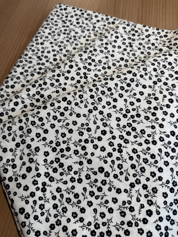 Superbe coupon 3m de popeline "Fleur noire sur fond blanc" - Riley Blake - 110cm de large