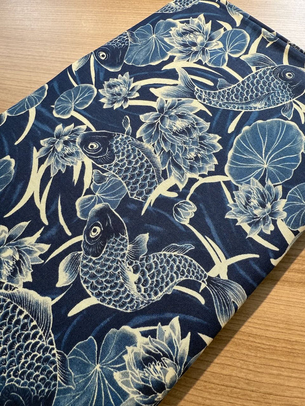 Tissus japonais 100%  koi et nénuphars bleu foncé de marque Quiltgate (prix pour 10cm)