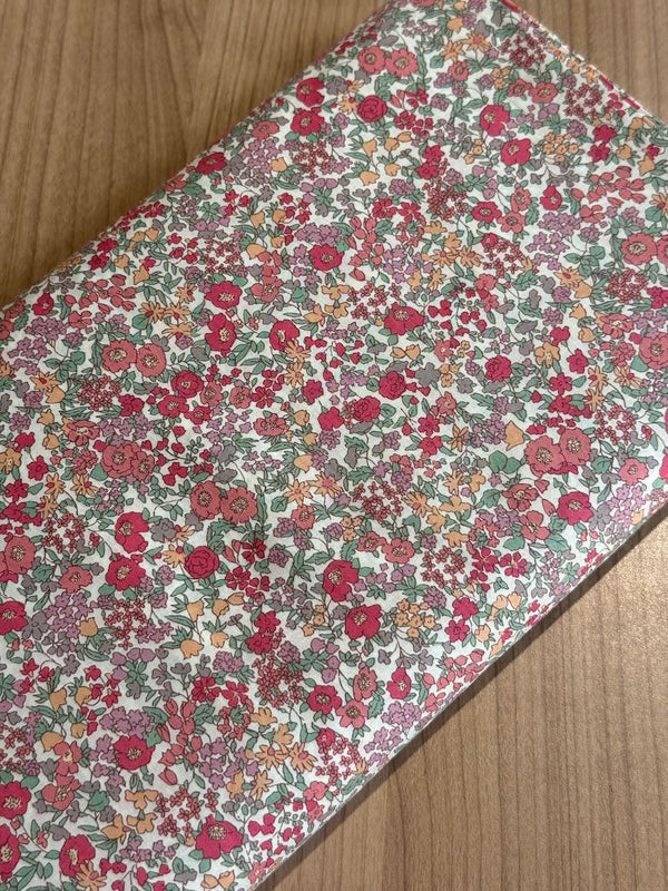 Cotton lawn "Fleurs sauvages tons framboise" de marque Hokkoh (prix pour 10cm)